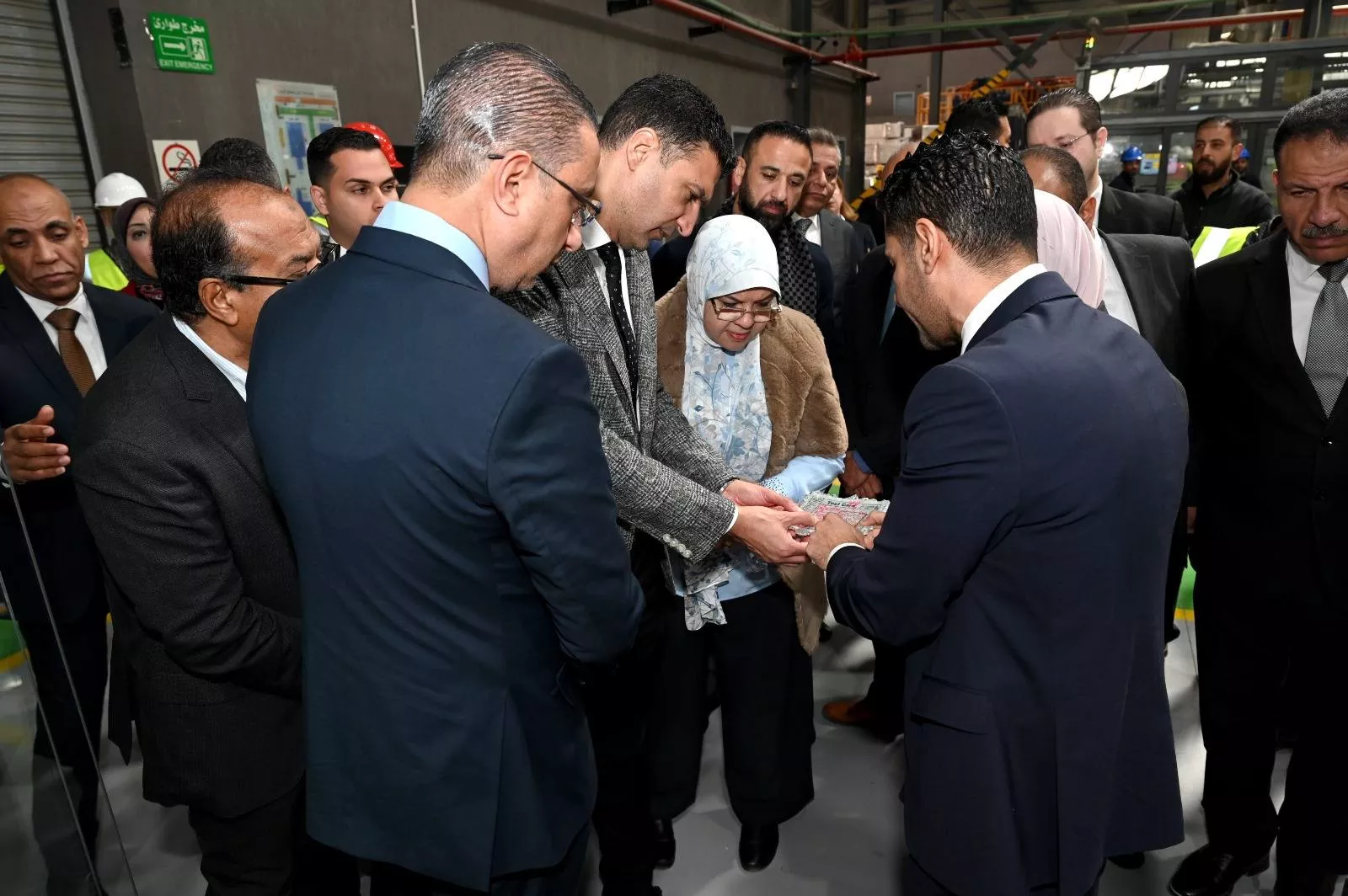 وزير الصناعة ومحافظ الجيزة يتفقدان مصنع زجاج وألومنيوم بأكتوبر