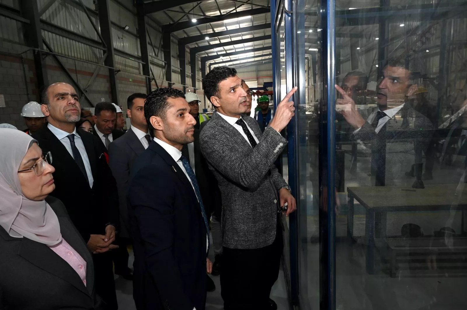 وزير الصناعة ومحافظ الجيزة يتفقدان مصنع زجاج وألومنيوم بأكتوبر