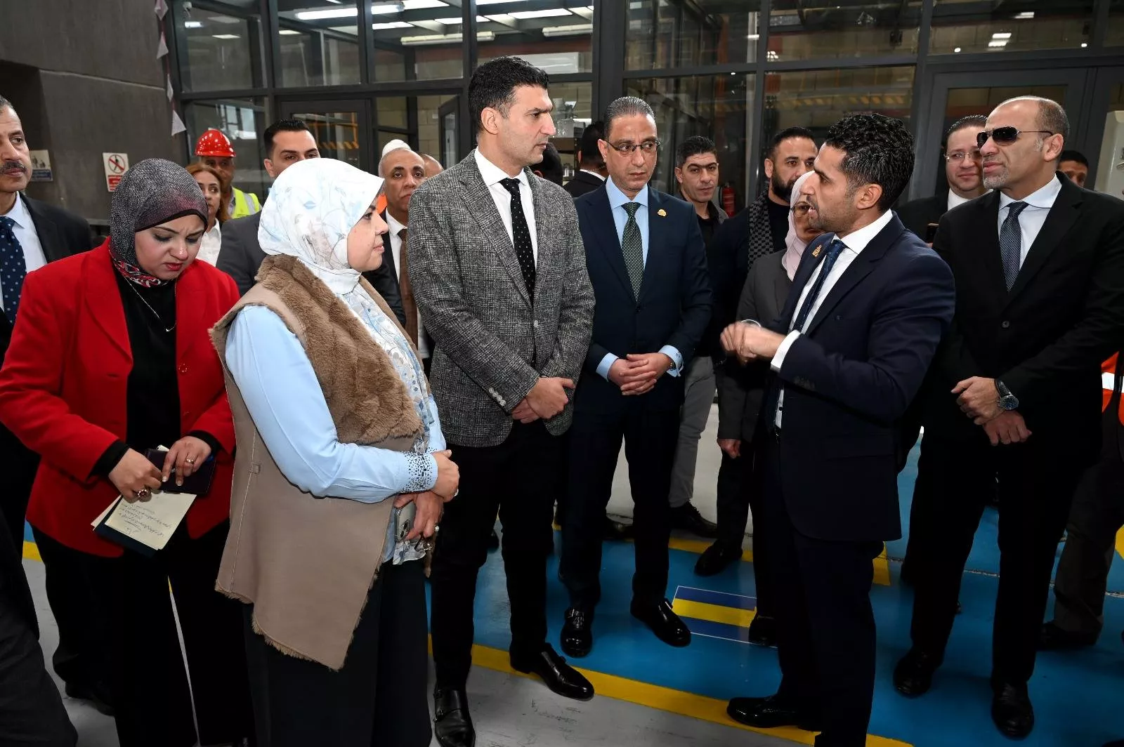 وزير الصناعة ومحافظ الجيزة يتفقدان مصنع زجاج وألومنيوم بأكتوبر