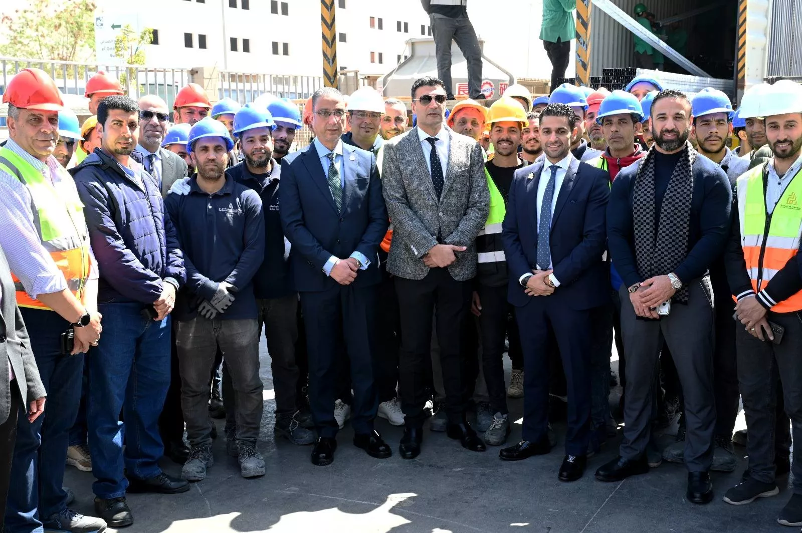 وزير الصناعة ومحافظ الجيزة يتفقدان مصنع زجاج وألومنيوم بأكتوبر