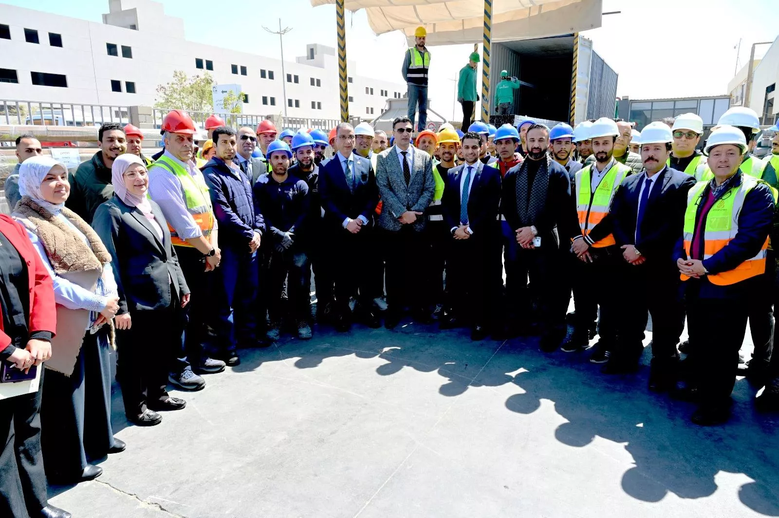 وزير الصناعة ومحافظ الجيزة يتفقدان مصنع زجاج وألومنيوم بأكتوبر
