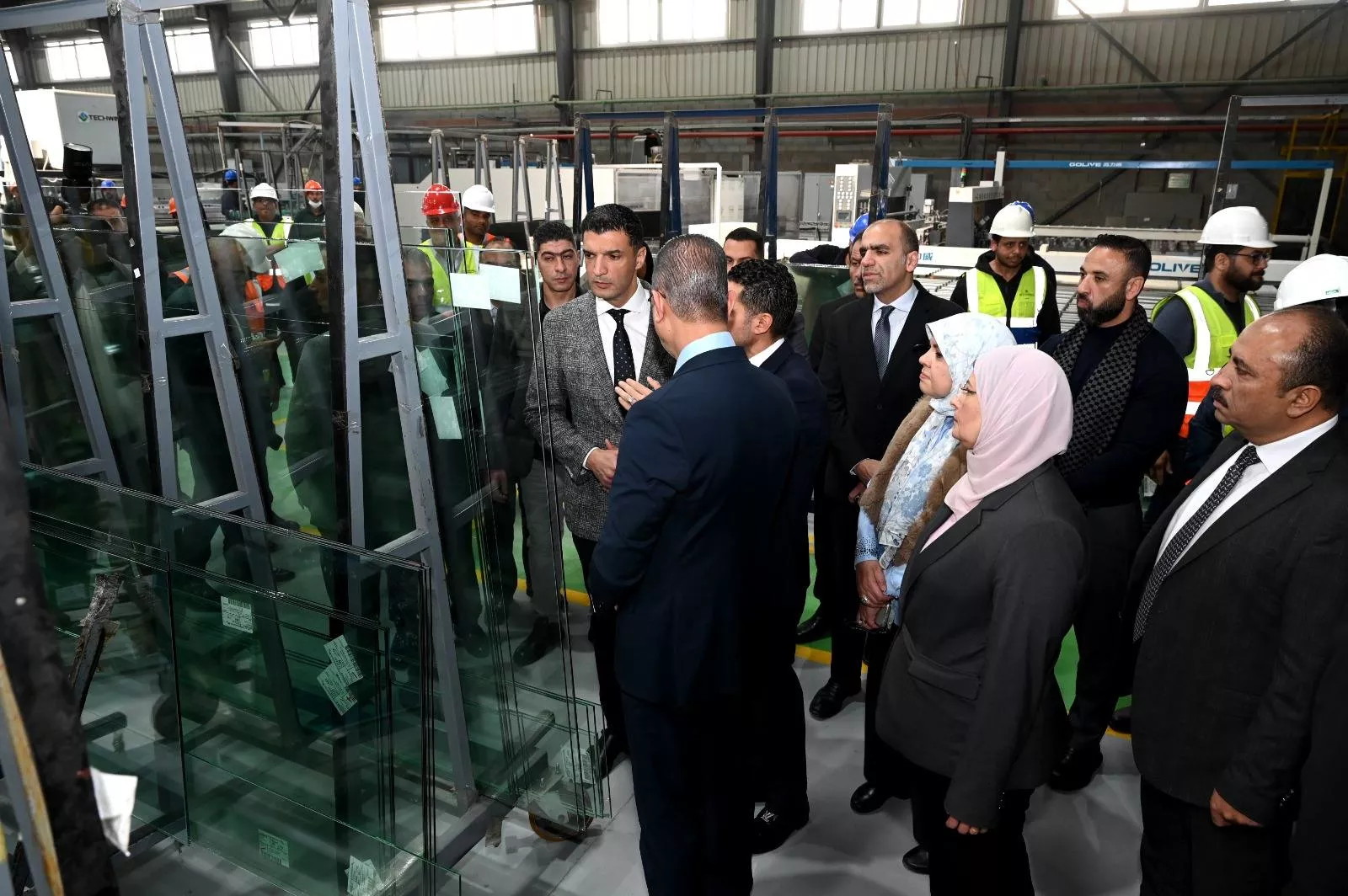 وزير الصناعة ومحافظ الجيزة يتفقدان مصنع زجاج وألومنيوم بأكتوبر