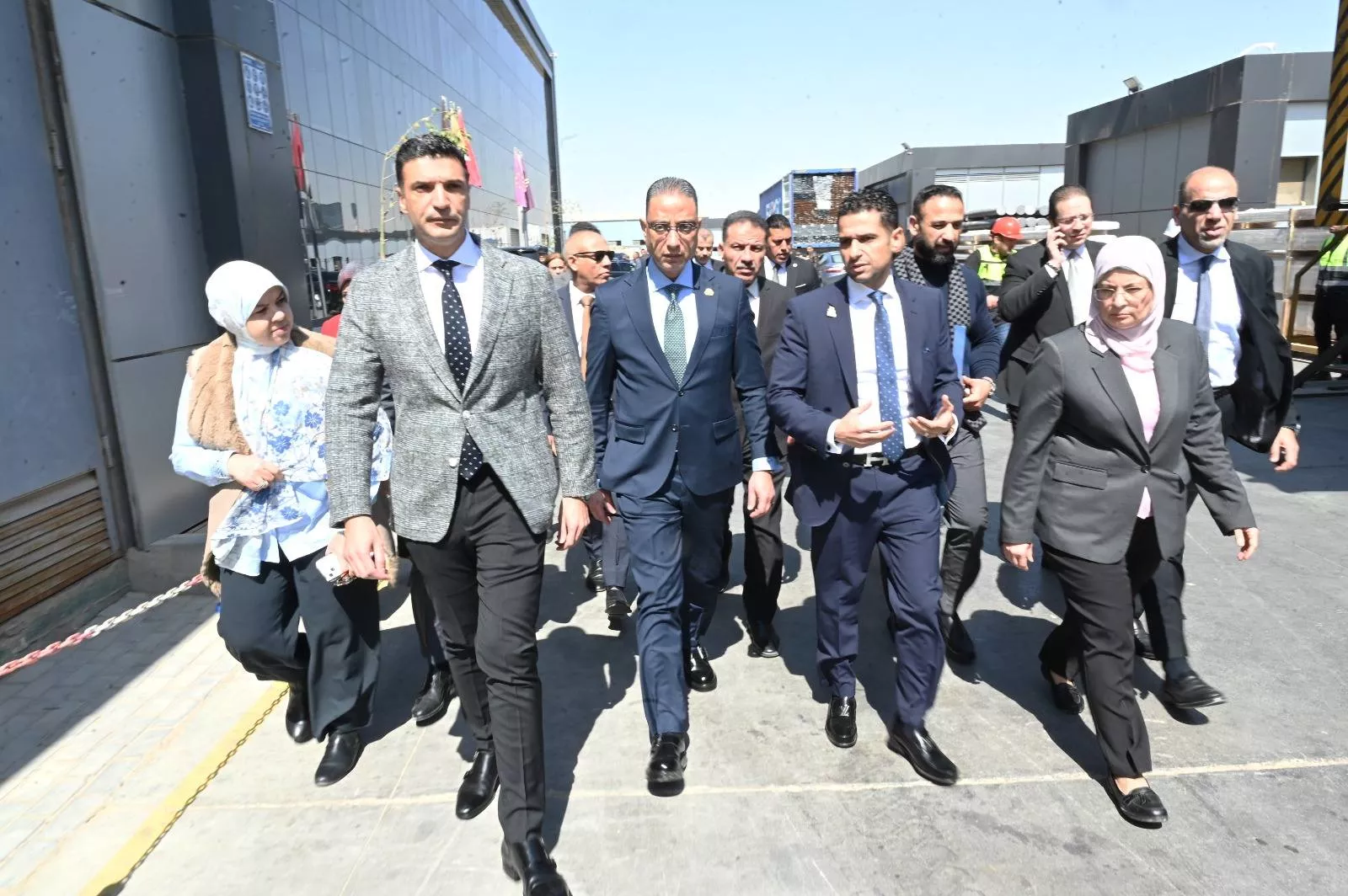 وزير الصناعة ومحافظ الجيزة يتفقدان مصنع زجاج وألومنيوم بأكتوبر