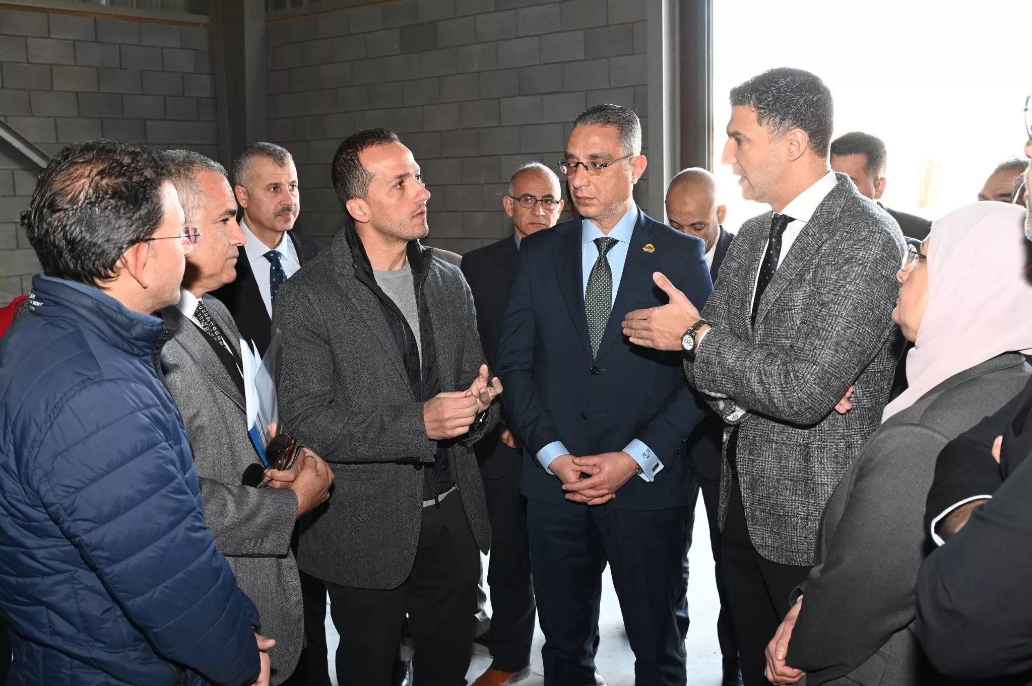 وزير الصناعة ومحافظ الجيزة يتفقدان مصنع زجاج وألومنيوم بأكتوبر