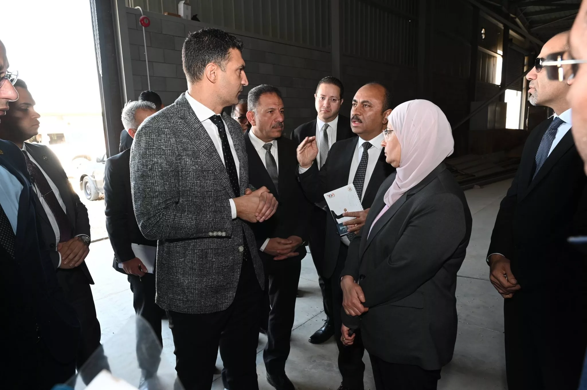 وزير الصناعة ومحافظ الجيزة يتفقدان مصنع زجاج وألومنيوم بأكتوبر