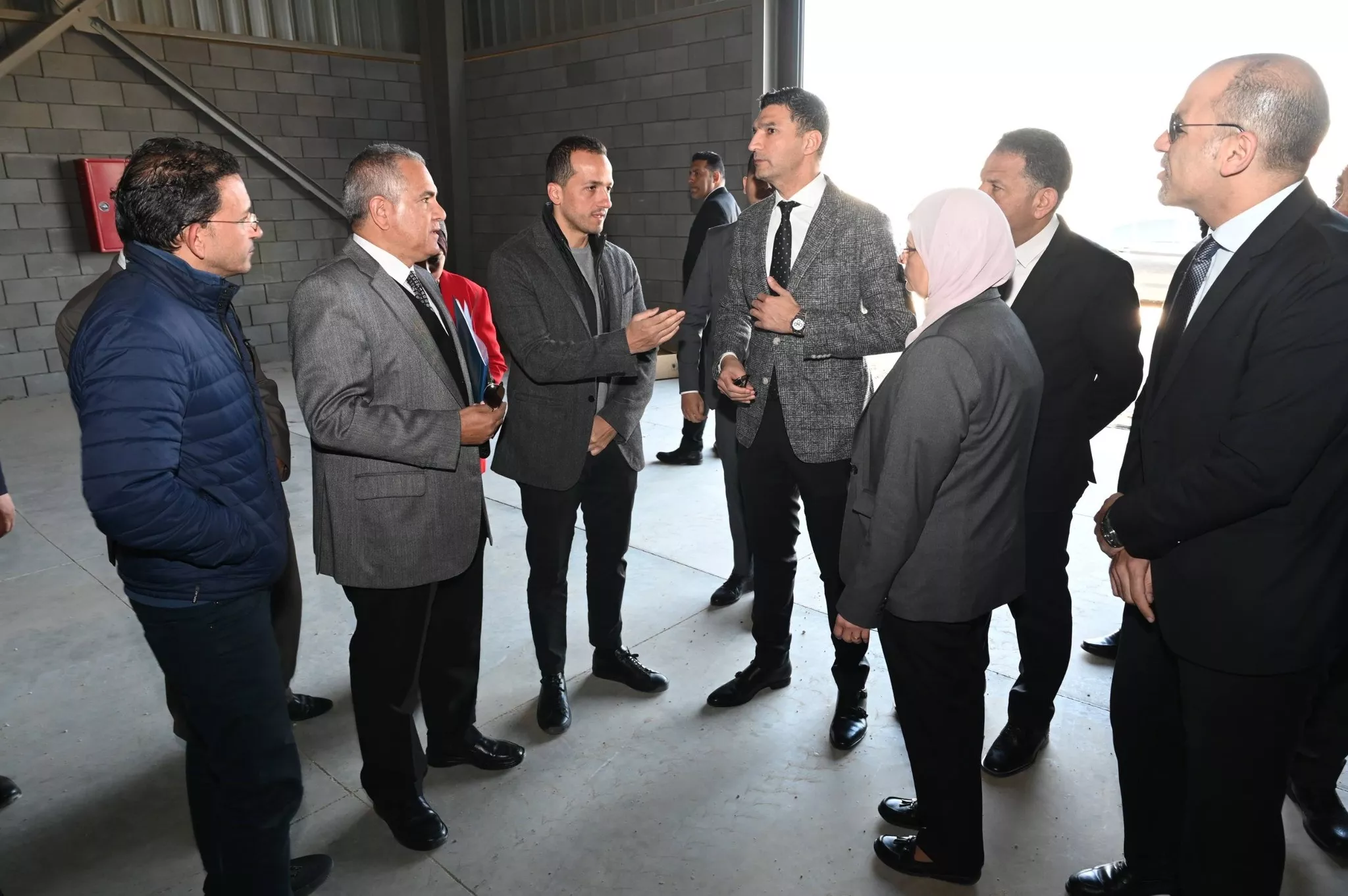 وزير الصناعة ومحافظ الجيزة يتفقدان مصنع زجاج وألومنيوم بأكتوبر