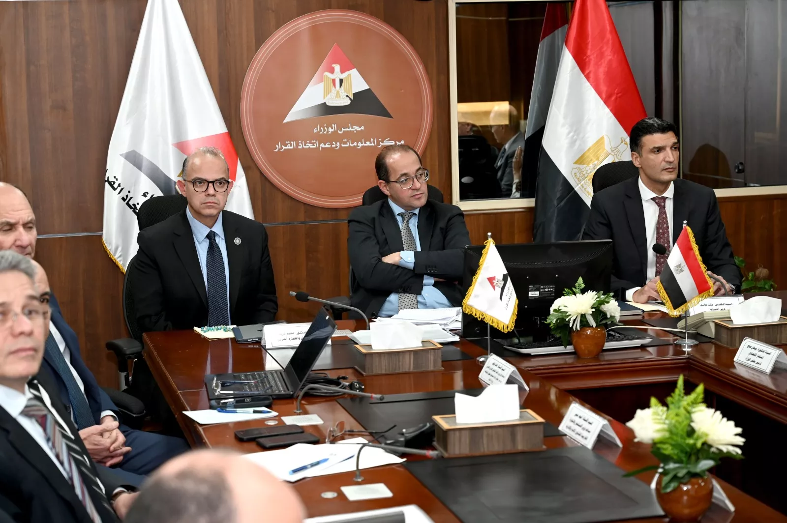 الوزراء يناقشون تطوير برنامج صناعة السيارات واحتياجات المصنع