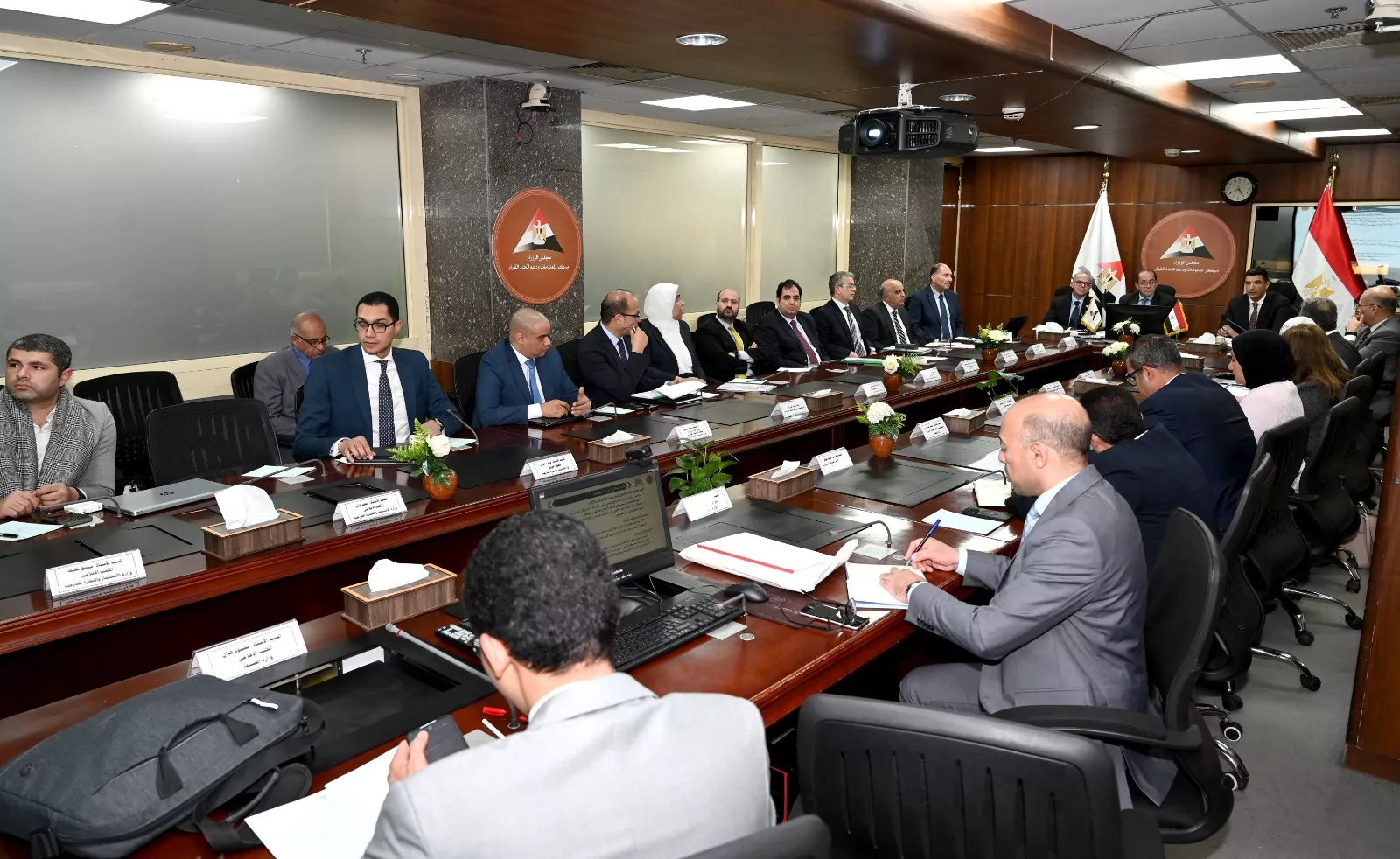 الوزراء يناقشون تطوير برنامج صناعة السيارات واحتياجات المصنع