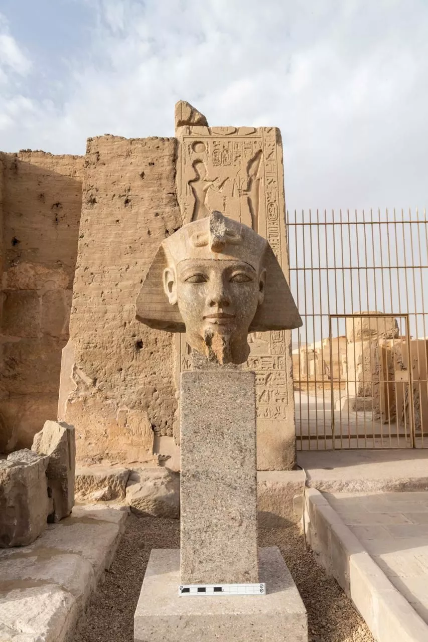 الانتهاء من ترميم رأس تمثال رمسيس الثاني