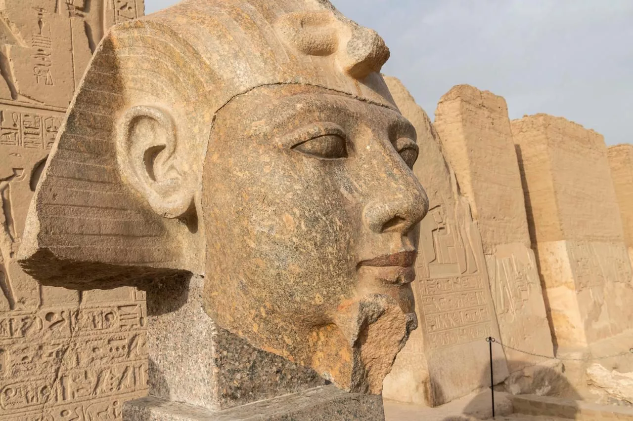الانتهاء من ترميم رأس تمثال رمسيس الثاني