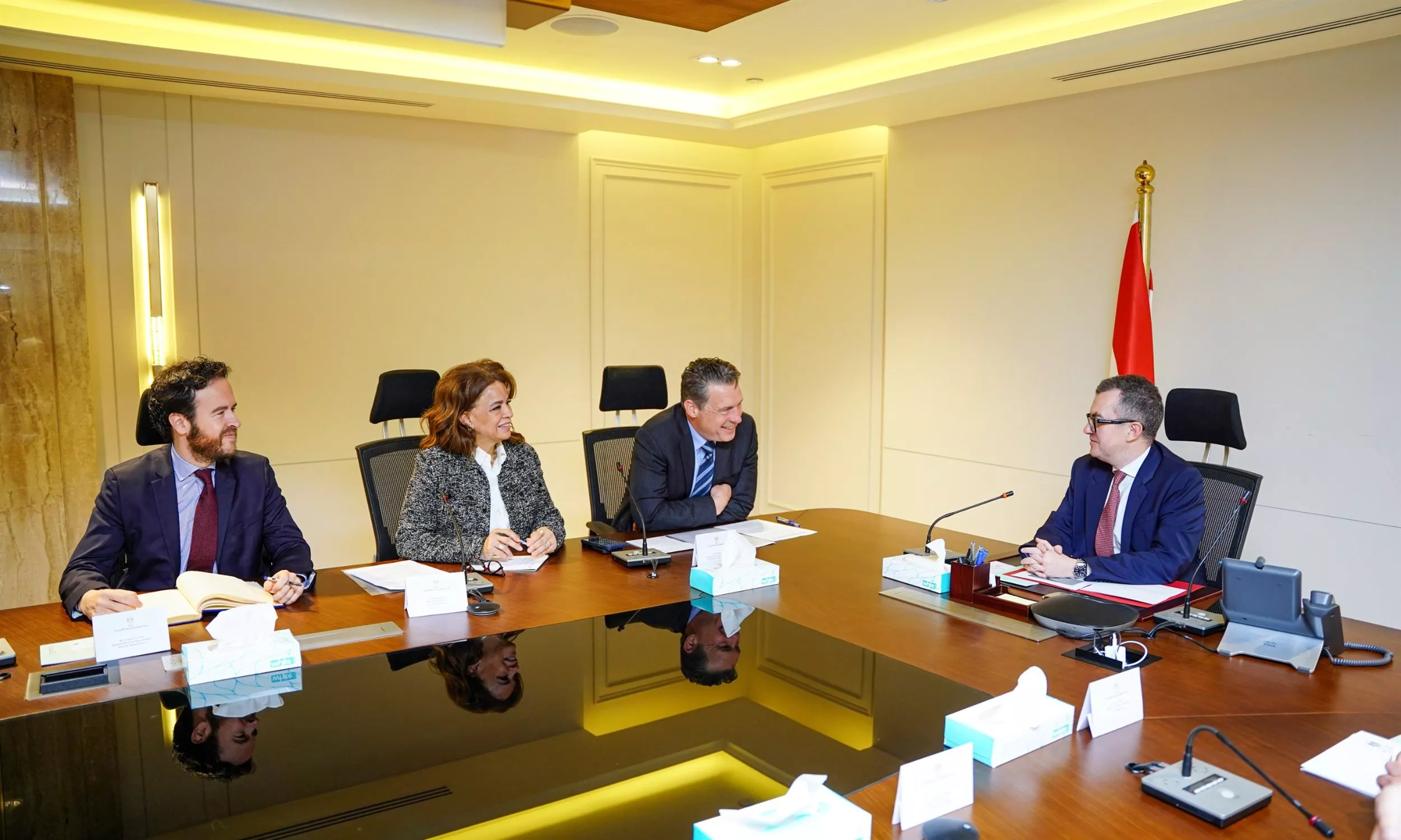 وزير التخطيط مع مدير البنك الأوروبي لإعادة الإعمار والتنمية 