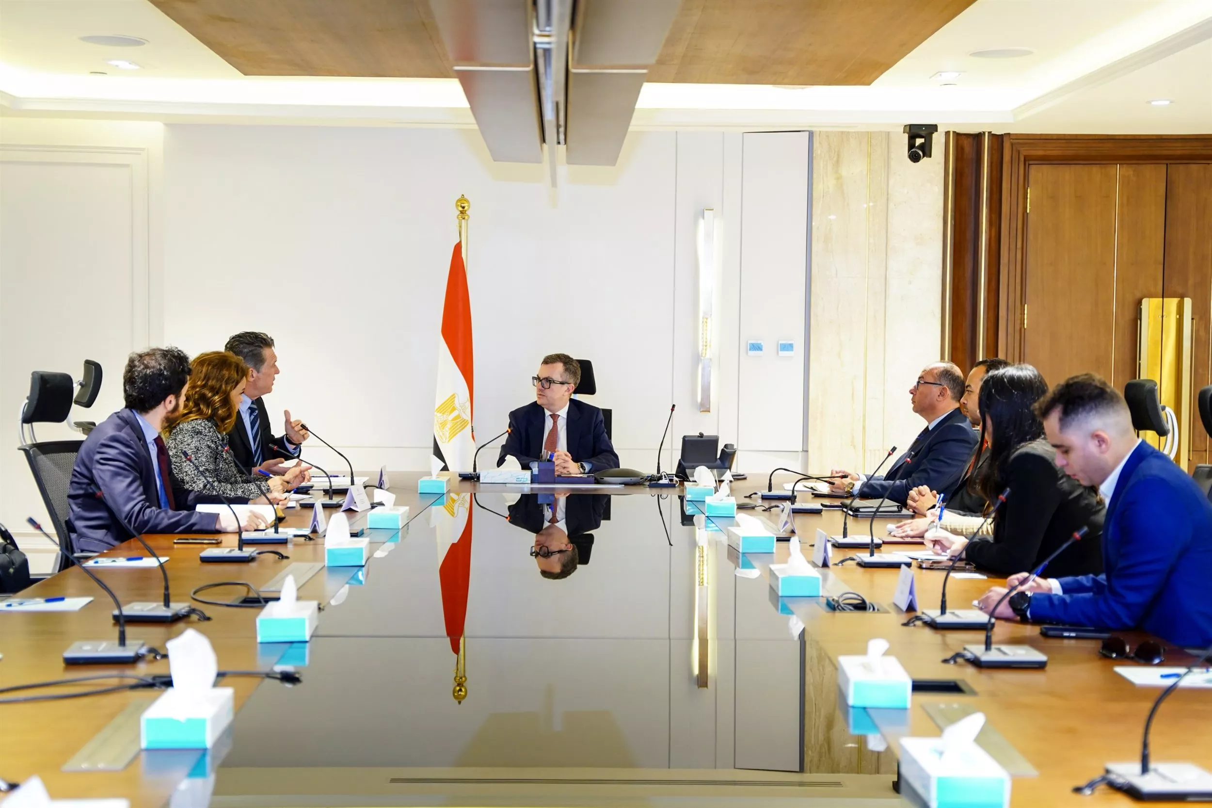 وزير التخطيط مع مدير البنك الأوروبي لإعادة الإعمار والتنمية 