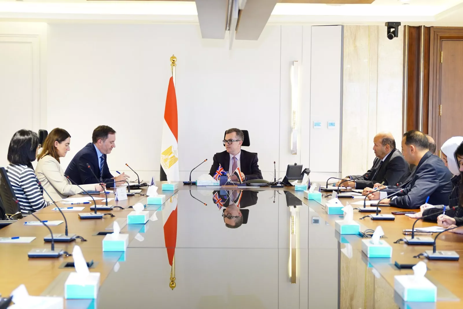 وزير التخطيط يلتقي السفير البريطاني