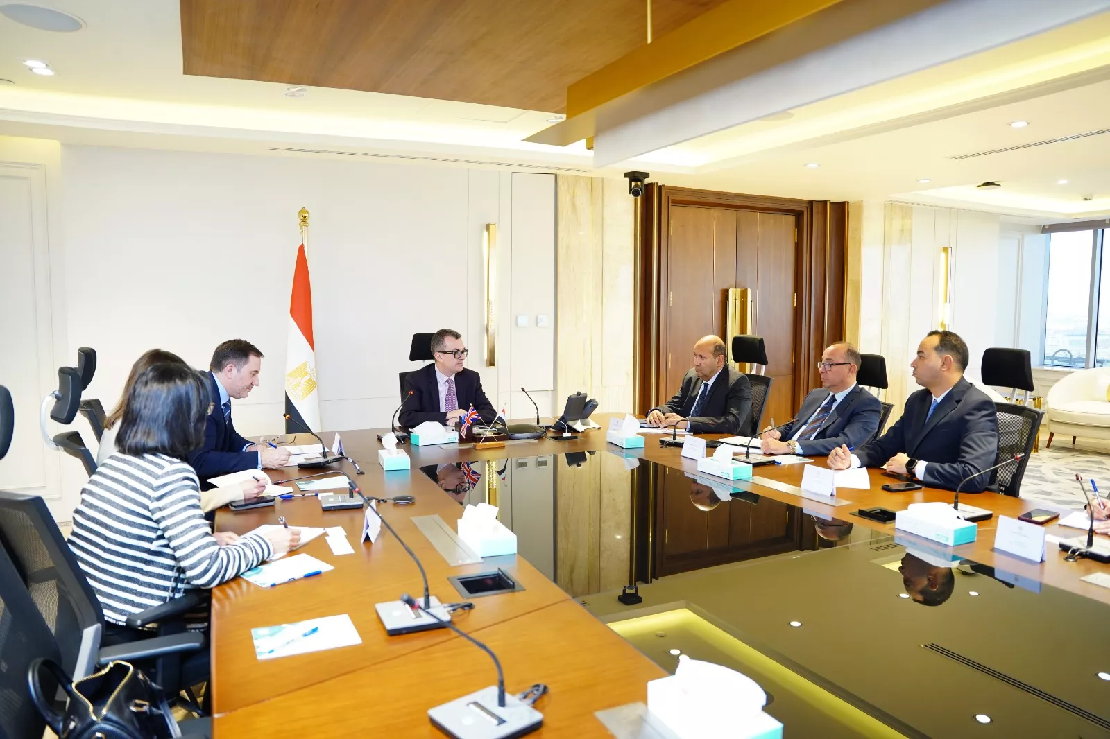 وزير التخطيط يلتقي السفير البريطاني