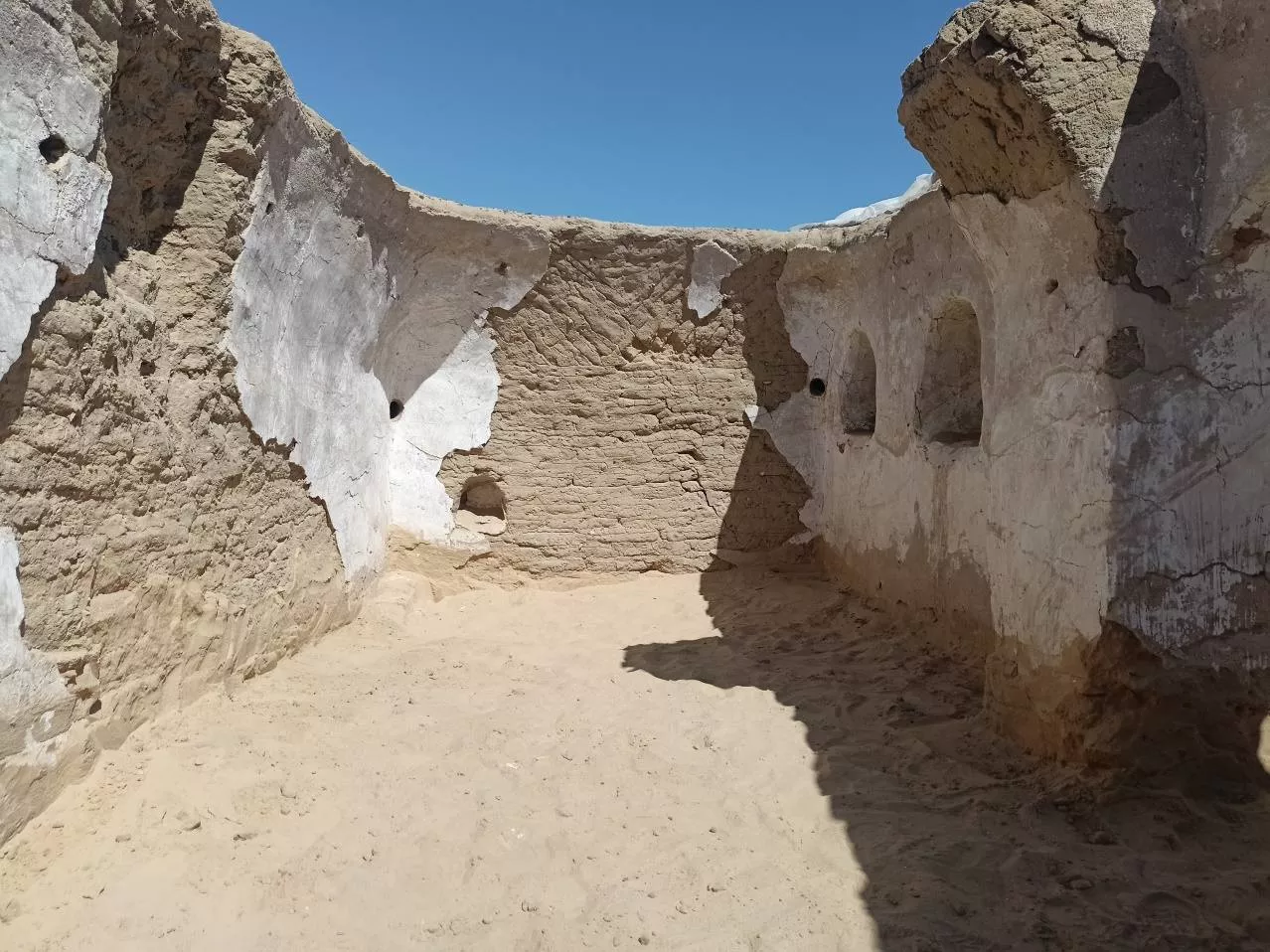 الكشف عن بقايا دير أثري بوادي النطرون
