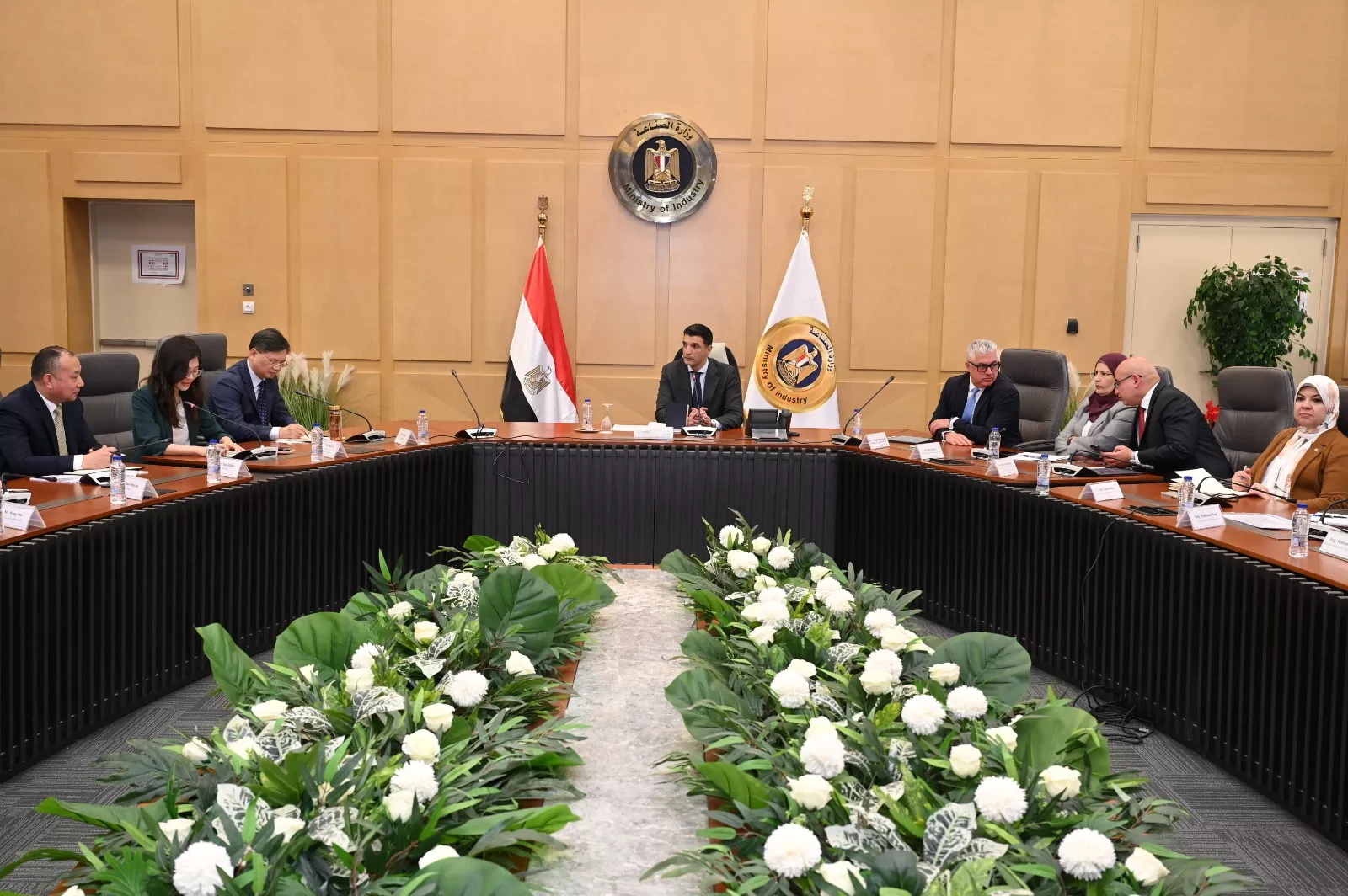 وزير الصناعة يلتقي بوفد مجموعة باوو الصينية