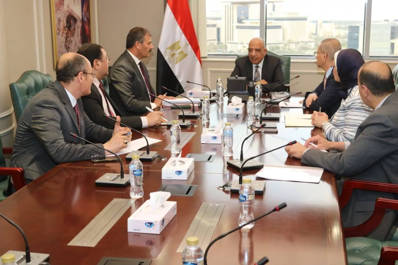 وزير الكهرباء والطاقة المتجددة يجتمع بخلية إدارة الأزمة
