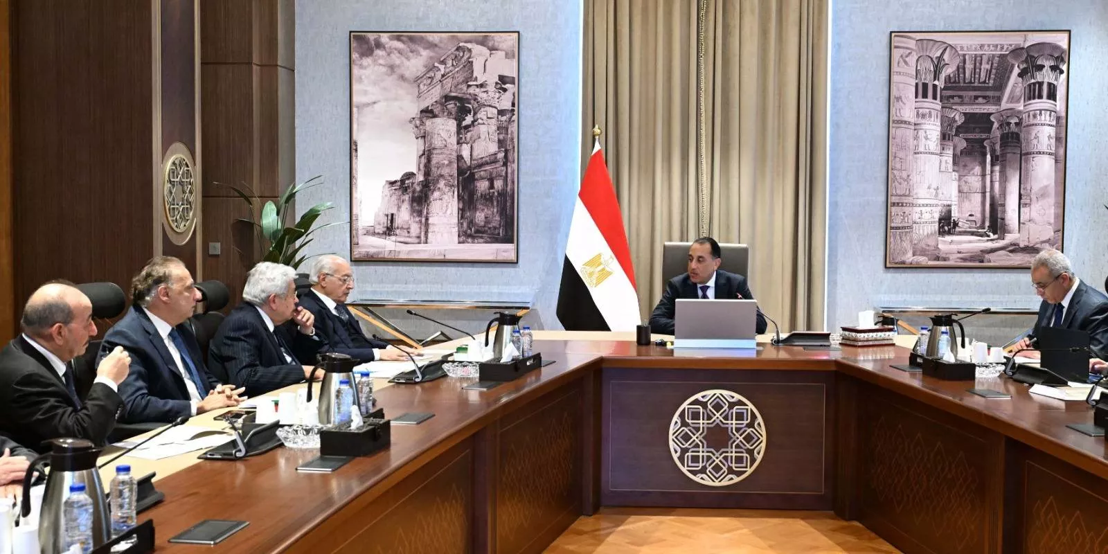رئيس الوزراء يلتقي أعضاء اللجنة الاستشارية للشئون السياسية