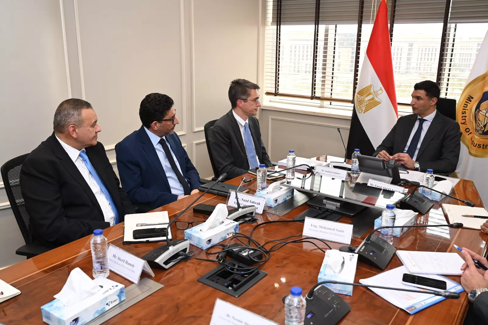 وزير الصناعة يلتقي وفد البنك الدولي ومؤسسة التمويل الدولية