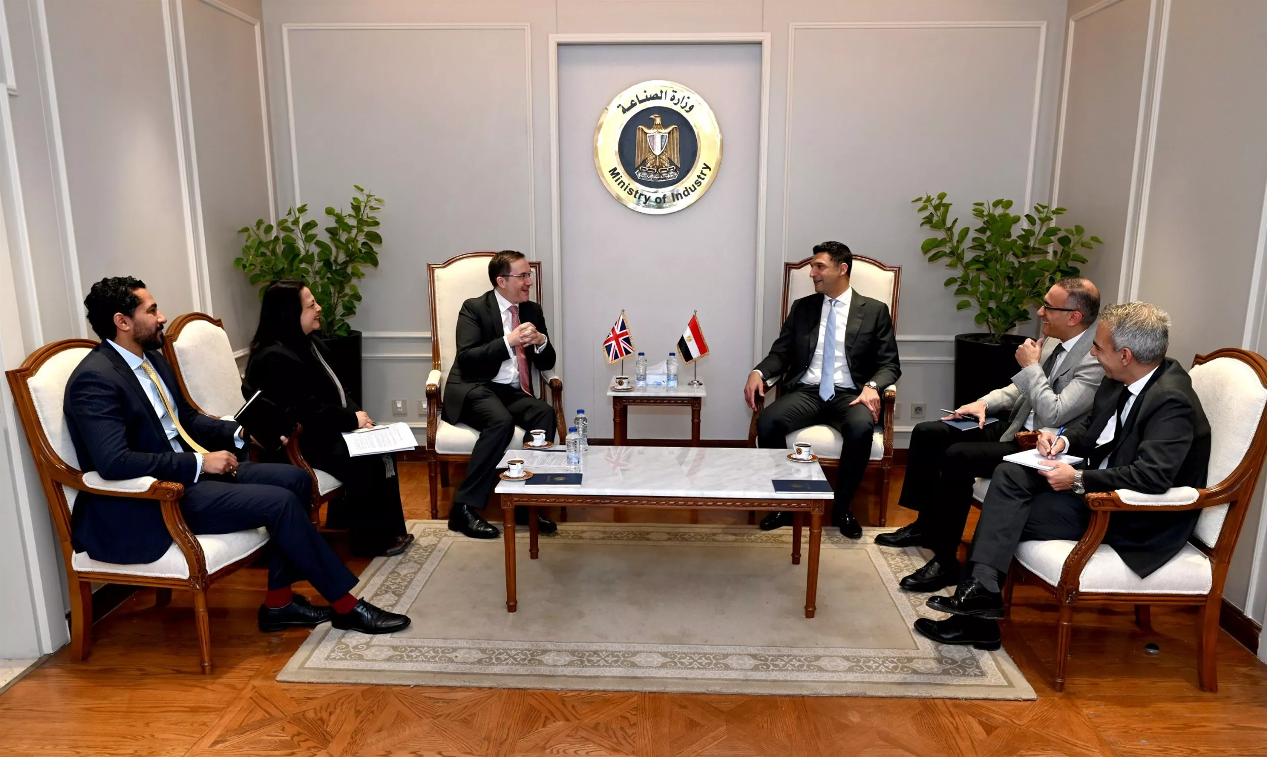 وزير الصناعة يجتمع مع سفير المملكة المتحدة بالقاهرة