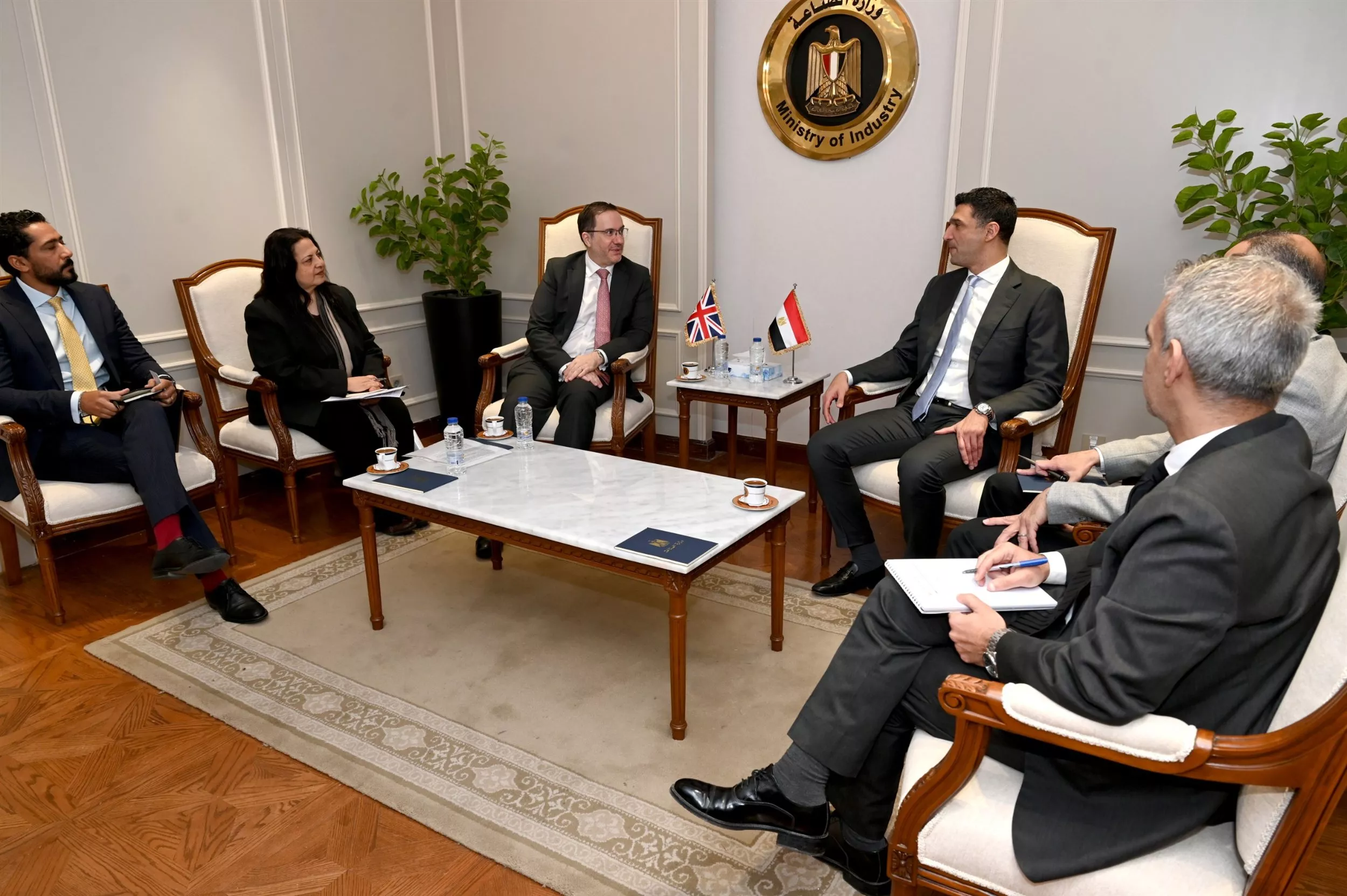 وزير الصناعة يجتمع مع سفير المملكة المتحدة بالقاهرة