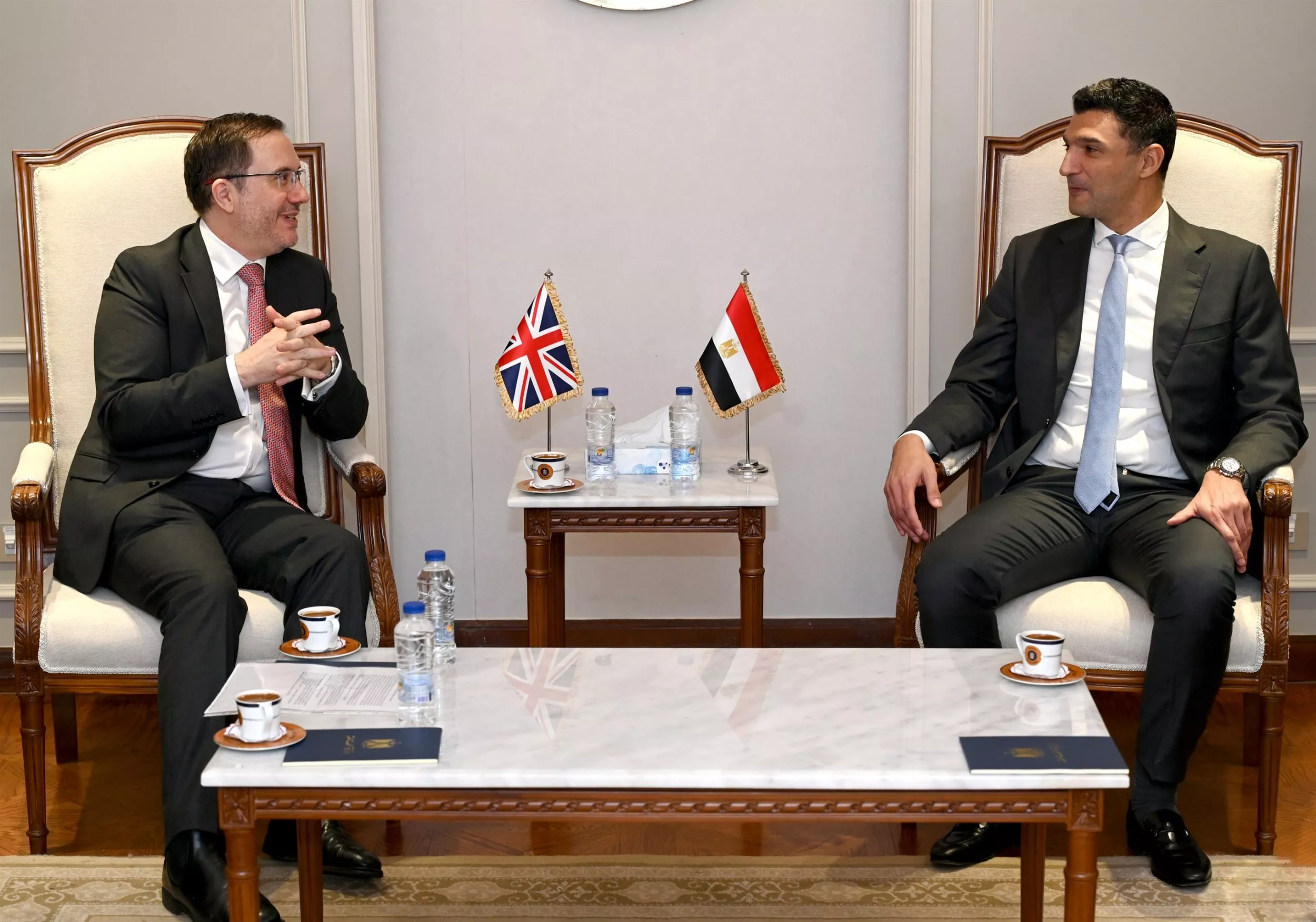 وزير الصناعة يجتمع مع سفير المملكة المتحدة بالقاهرة