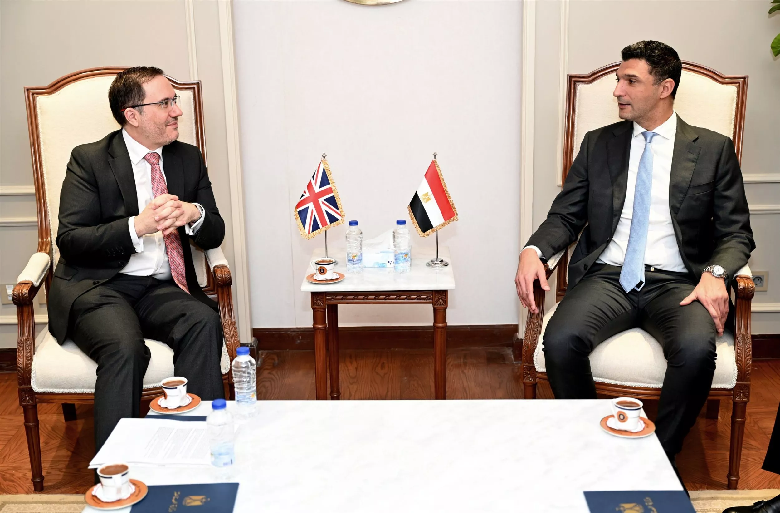وزير الصناعة يجتمع مع سفير المملكة المتحدة بالقاهرة