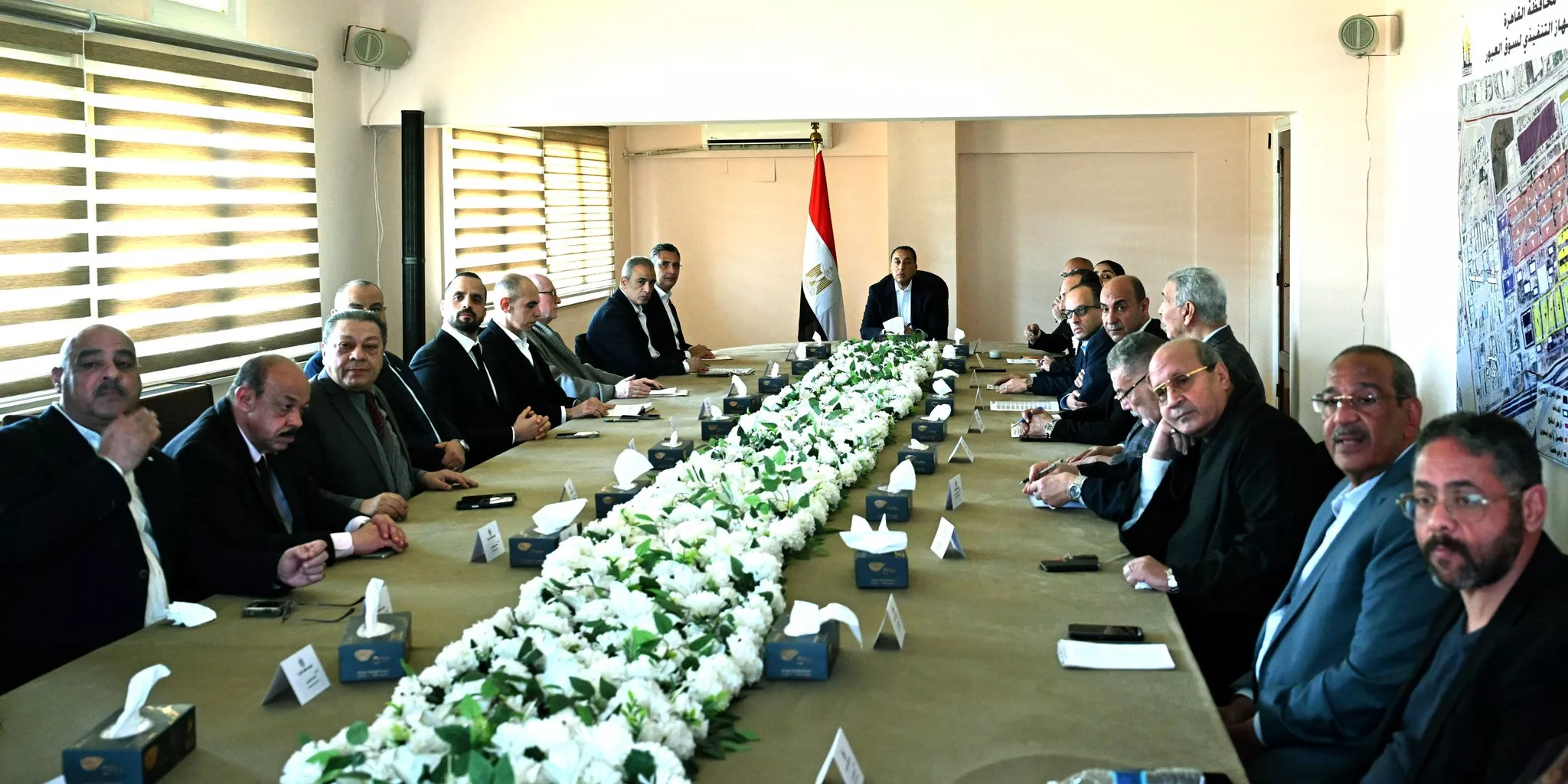 رئيس الوزراء يعقد اجتماعا مع أعضاء مجلس إدارة سوق العبور