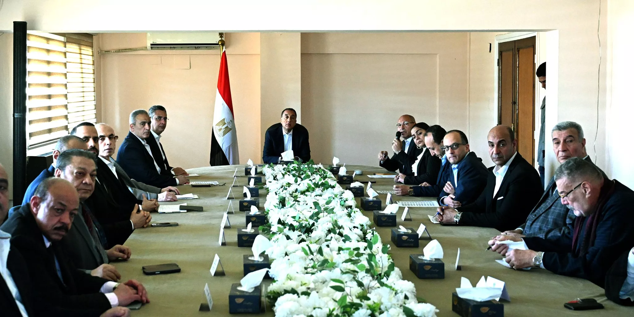 رئيس الوزراء يعقد اجتماعا مع أعضاء مجلس إدارة سوق العبور