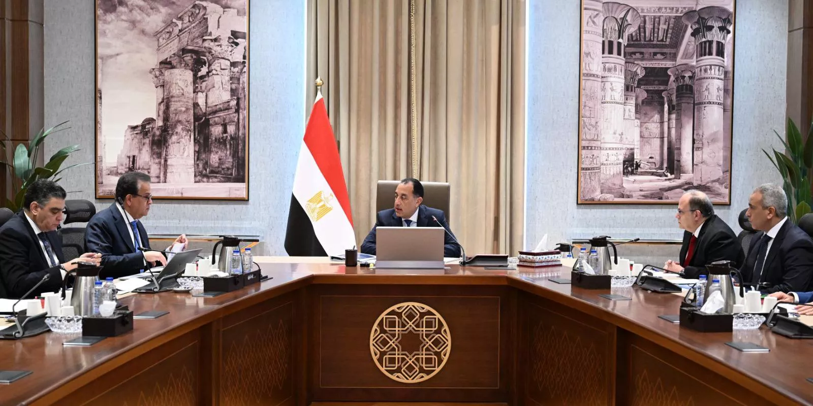 رئيس الوزراء يجتمع مع وزير الصحة والسكان