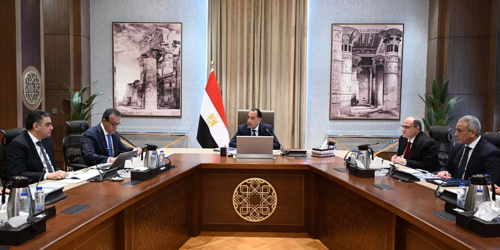 رئيس الوزراء يجتمع مع وزير الصحة والسكان