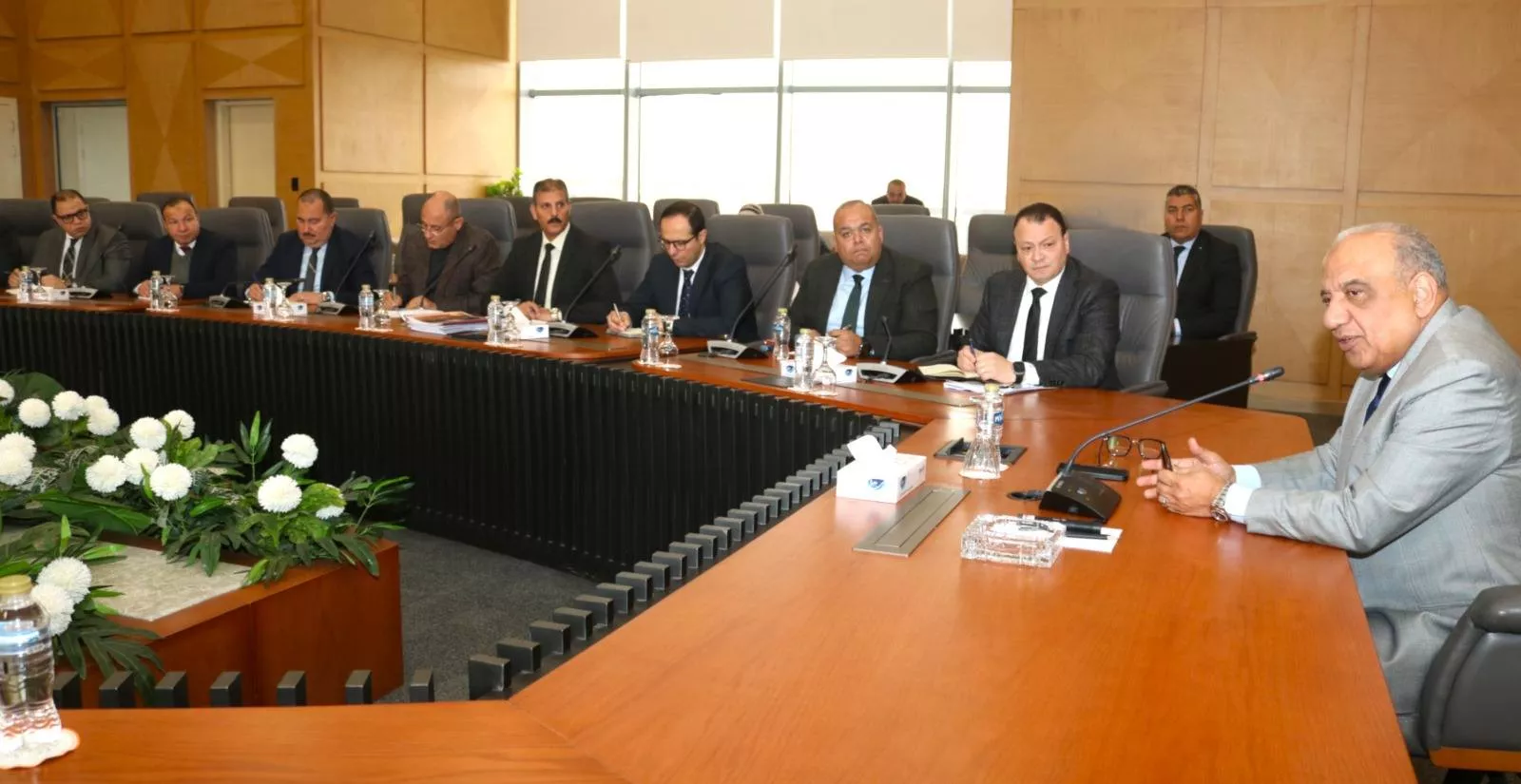وزير الكهرباء يجتمع باللجنة الاستراتيجية للكهرباء
