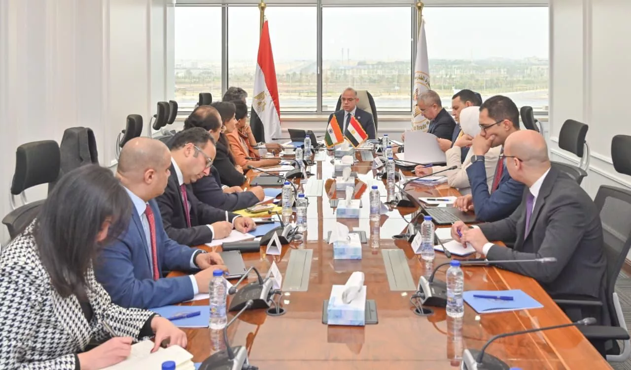 وزير الاستثمار يجتمع مع السفير الهندي