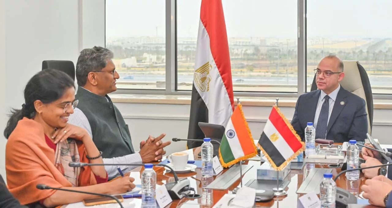 وزير الاستثمار يجتمع مع السفير الهندي