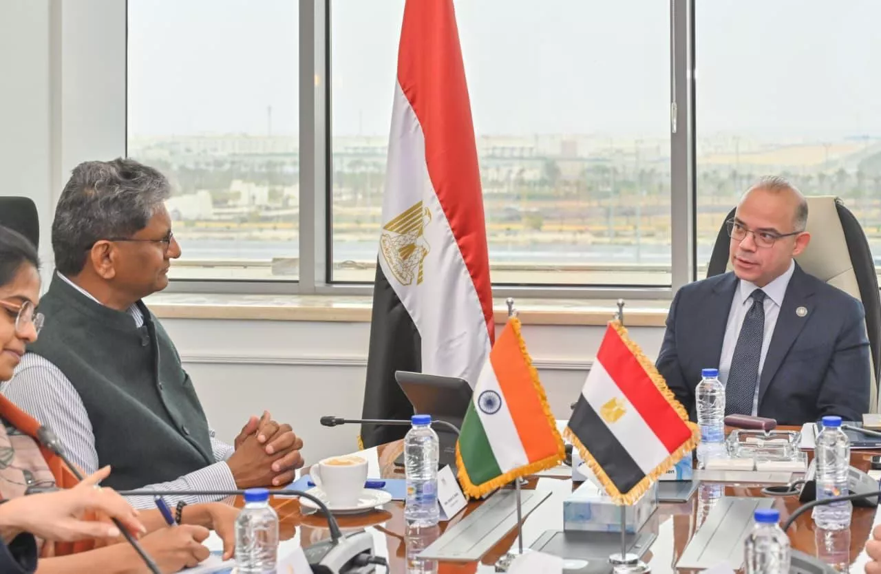 وزير الاستثمار يجتمع مع السفير الهندي