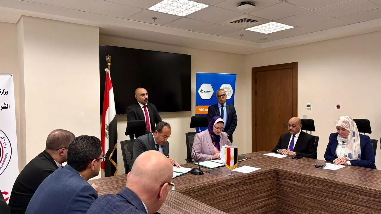 المصرية لنقل الكهرباء توقّع عقدًا مع شركة الجمال 