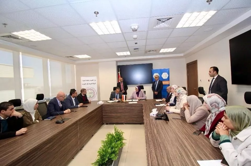 المصرية لنقل الكهرباء توقّع عقدًا مع شركة الجمال 