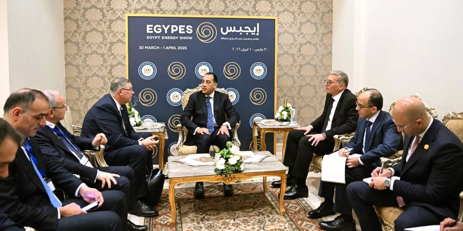 رئيس الوزراء يلتقي الرئيس التنفيذي لشركة توتال إنرجيز