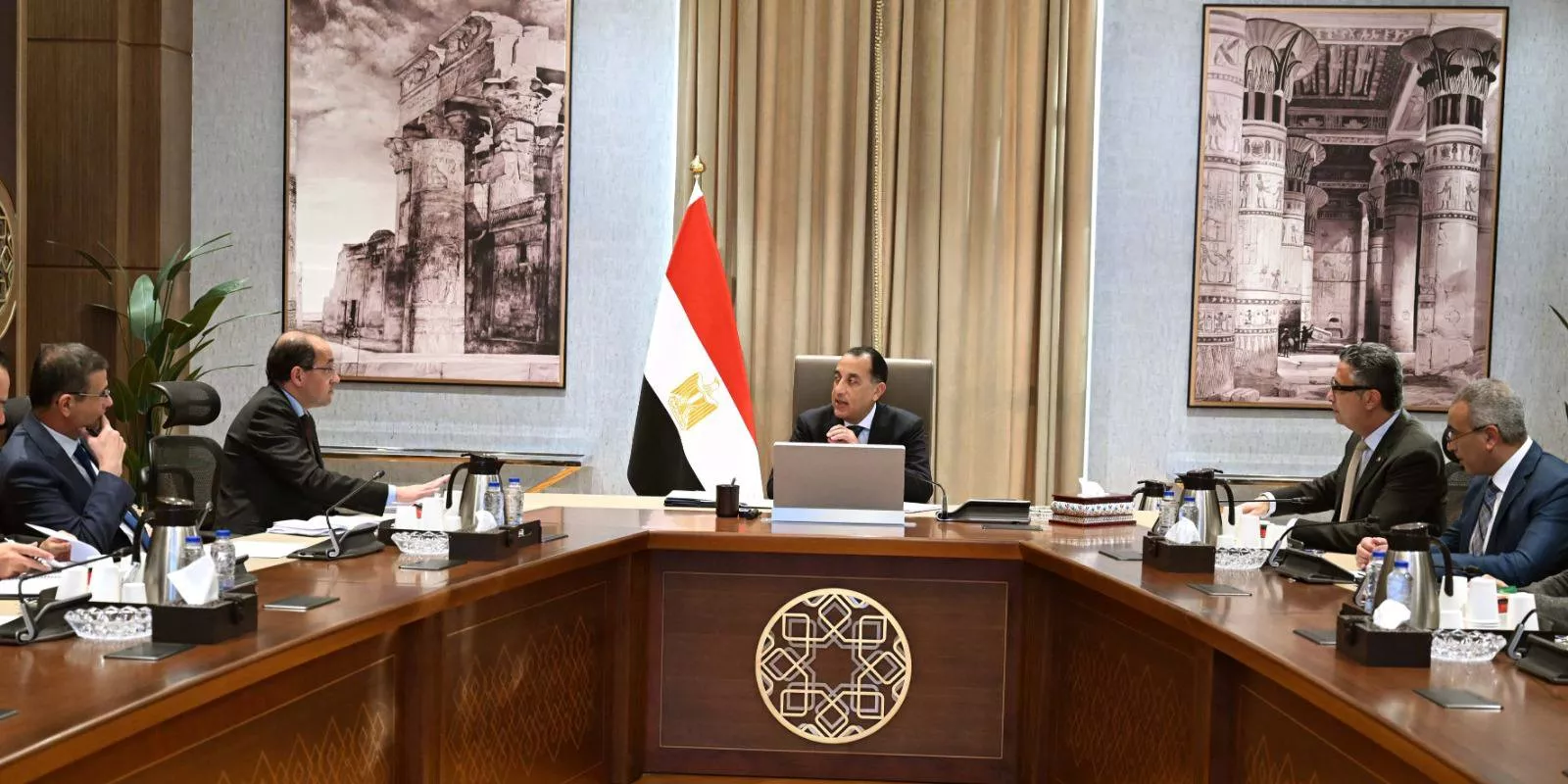 رئيس الوزراء يتابع استعدادات الموسم الحالي لتوريد القمح
