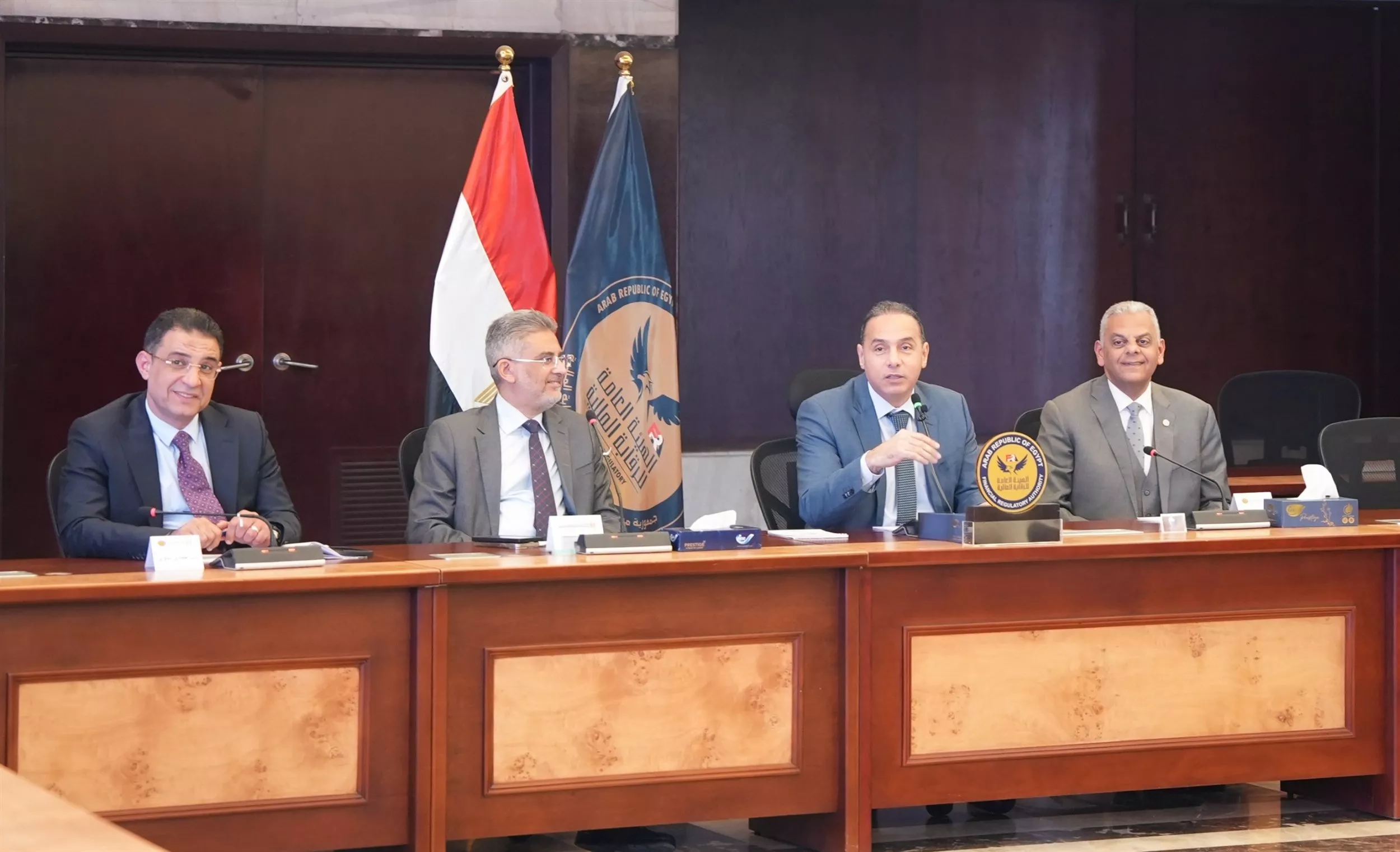 رئيس هيئة الرقابة المالية يجتمع مع ممثلي الأنشطة المالية غير المصرفية