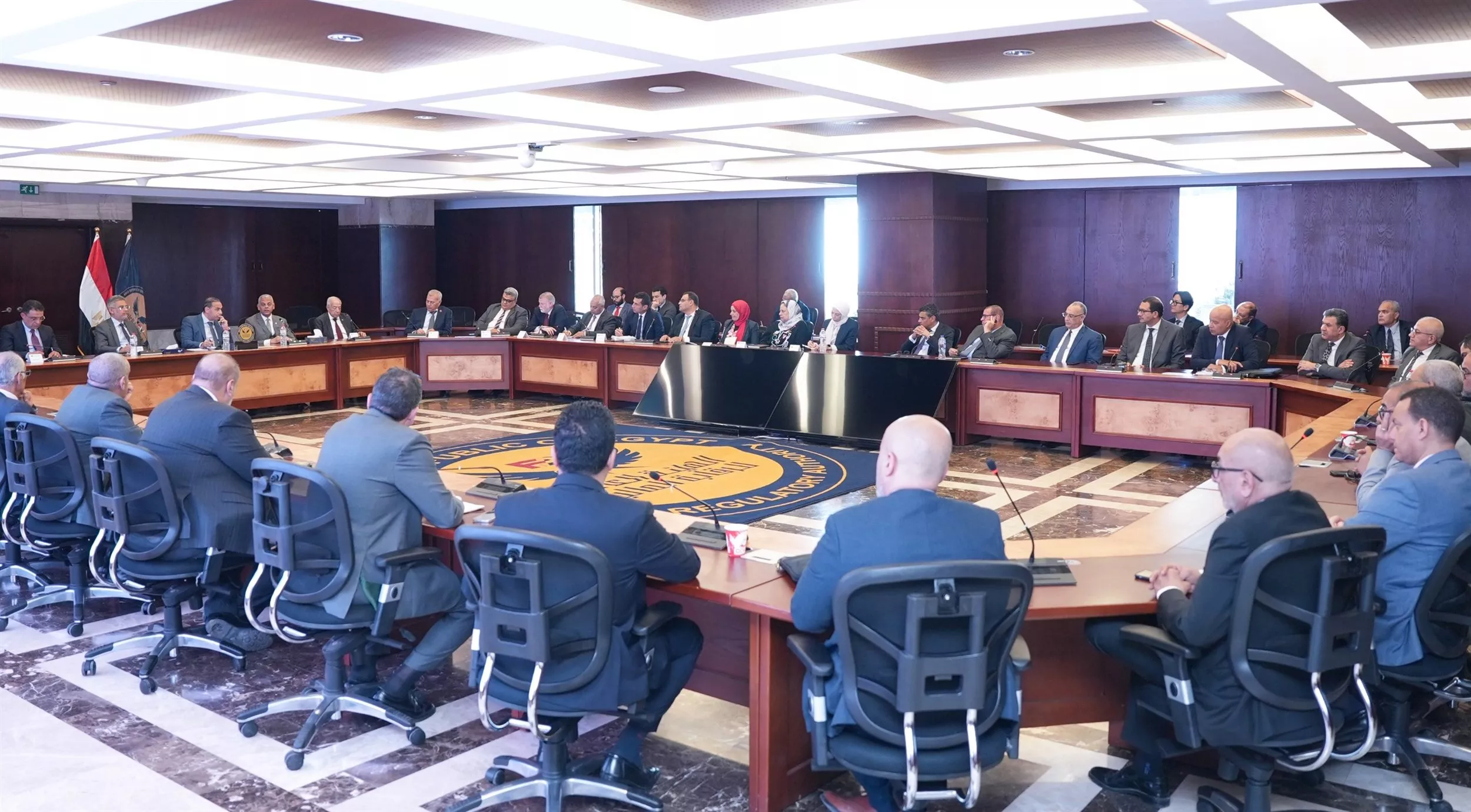 رئيس هيئة الرقابة المالية يجتمع مع ممثلي الأنشطة المالية غير المصرفية