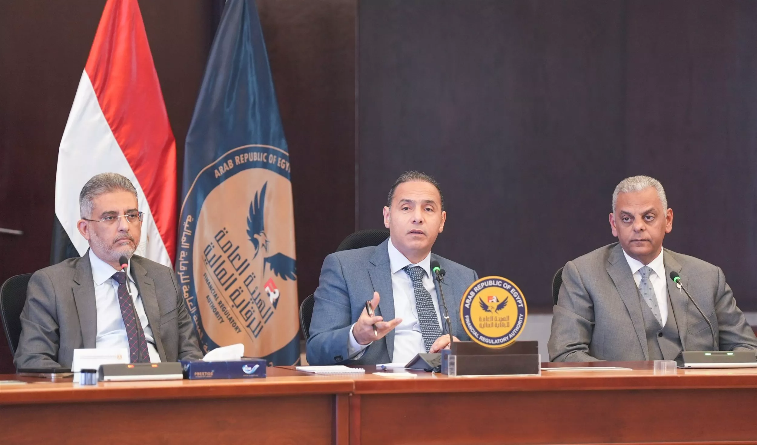 رئيس هيئة الرقابة المالية يجتمع مع ممثلي الأنشطة المالية غير المصرفية