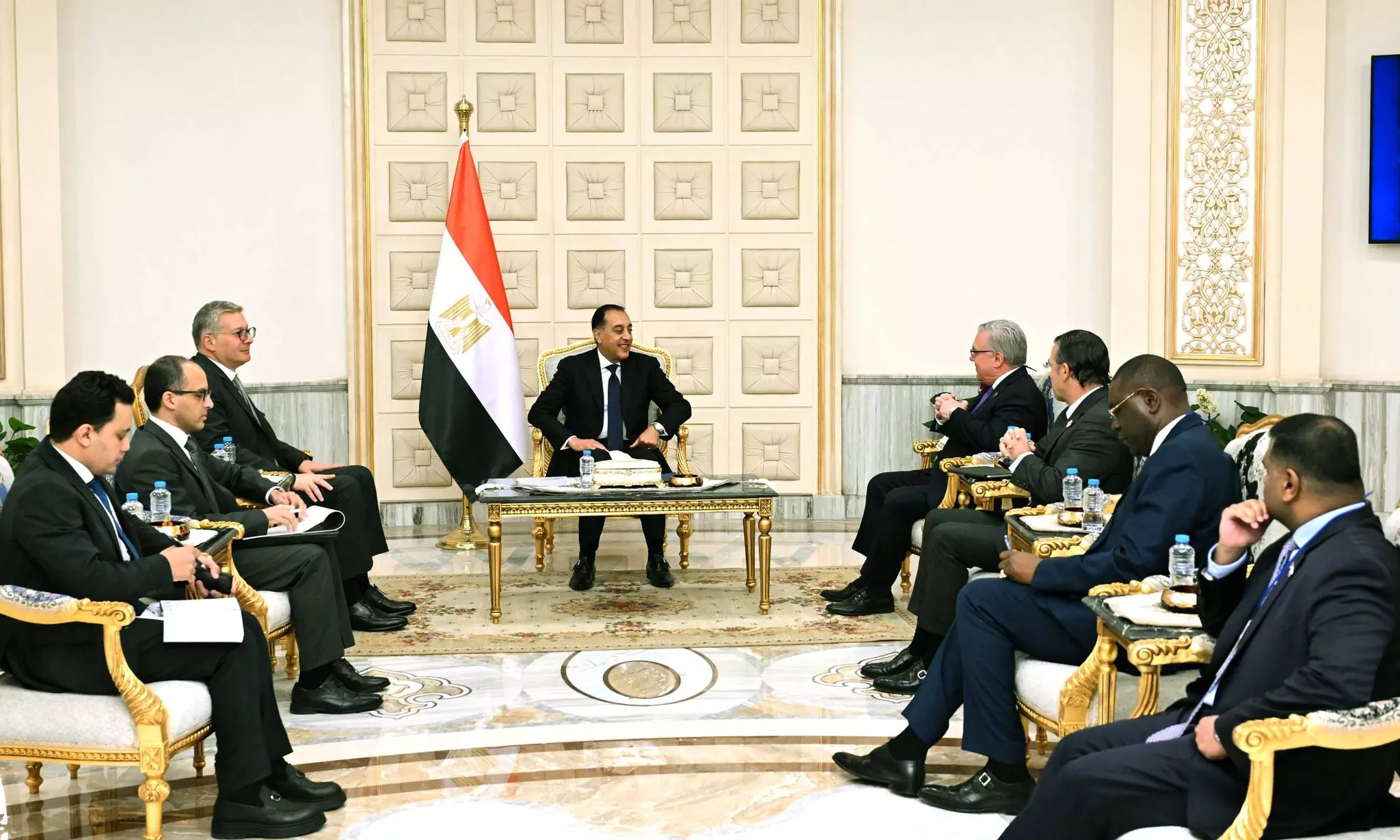 رئيس الوزراء يلتقي رئيس شركة شيفرون العالمية