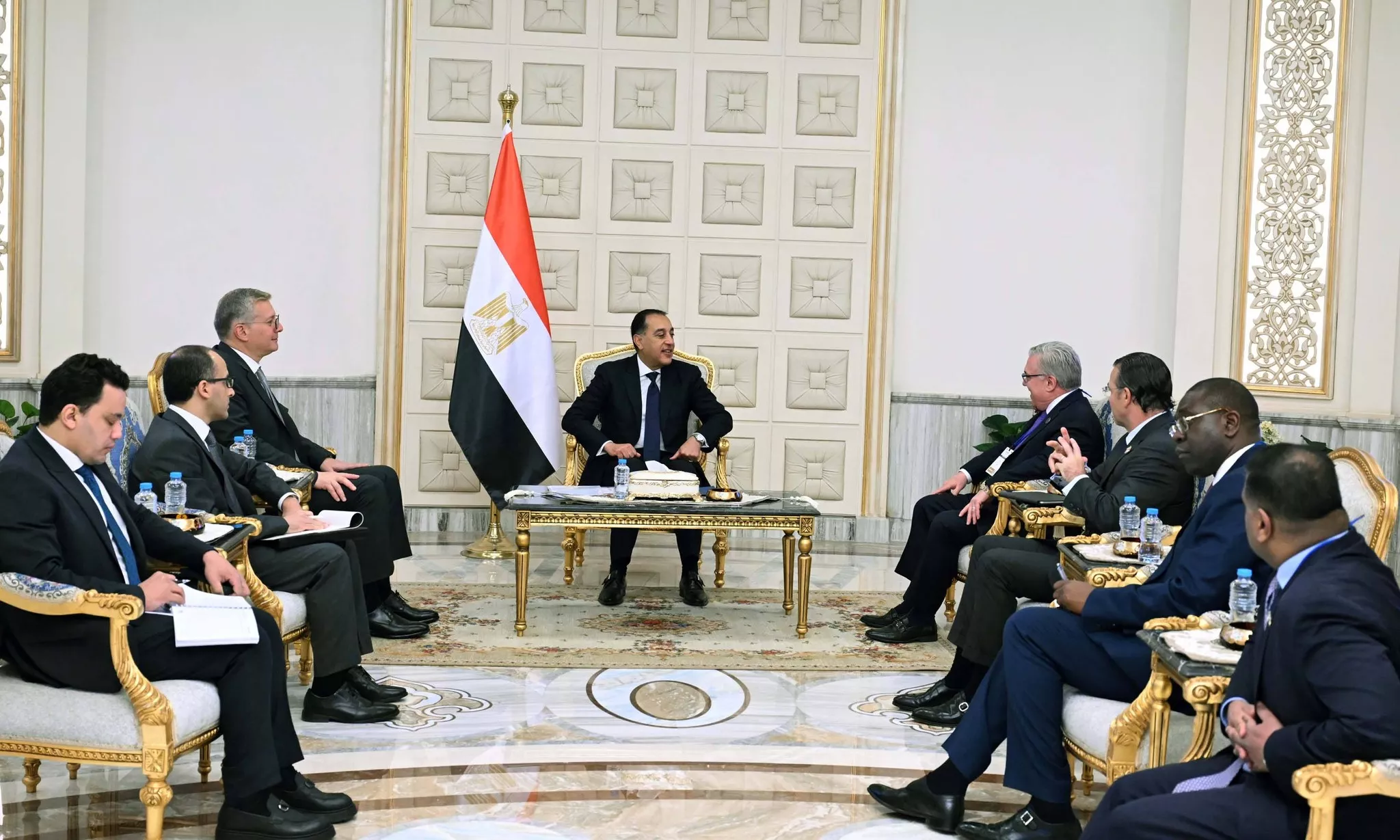 رئيس الوزراء يلتقي رئيس شركة شيفرون العالمية