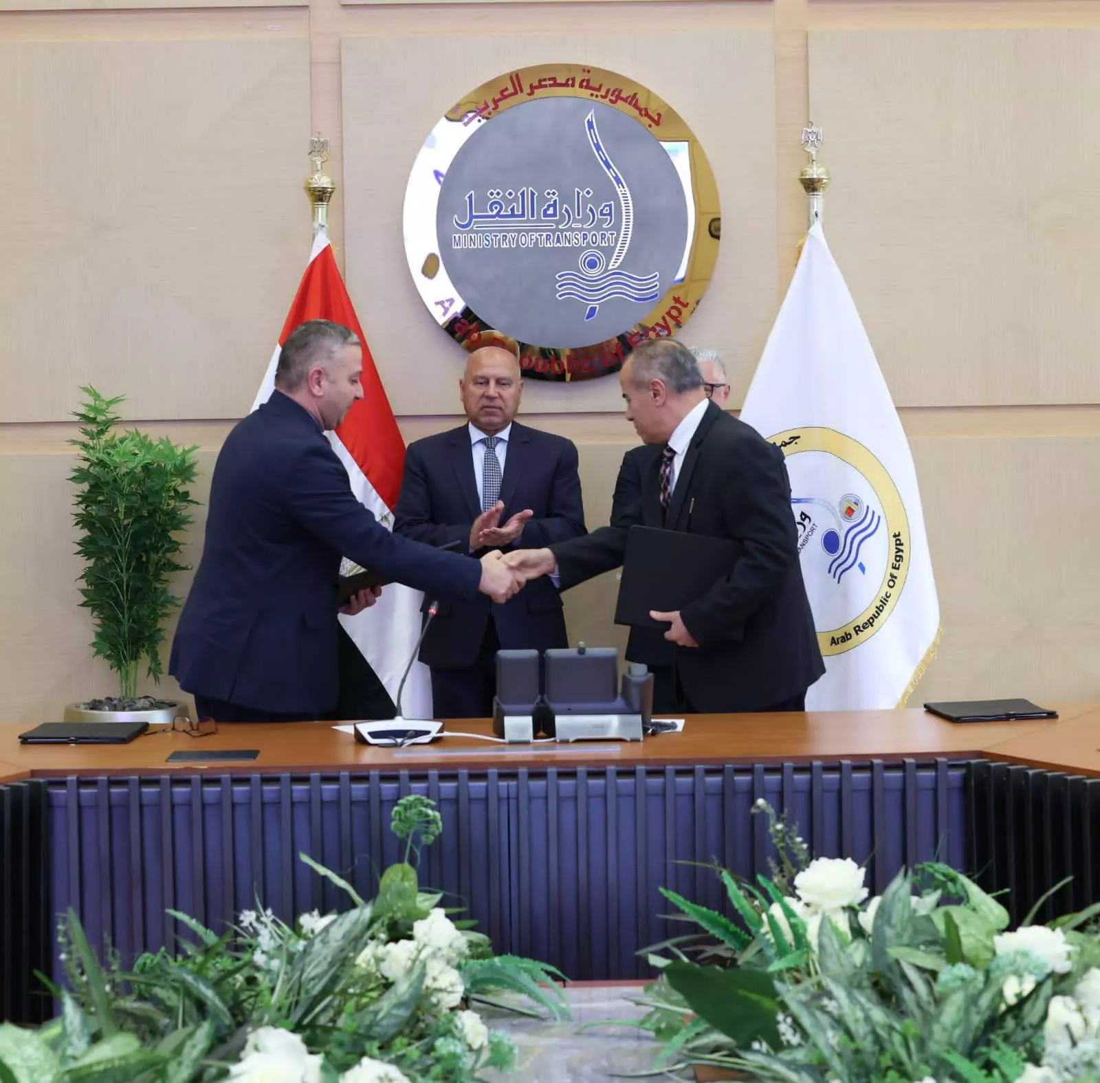 وزير النقل يشهد توقيع اتفاقين لتطوير وتشغيل محطة صب جاف