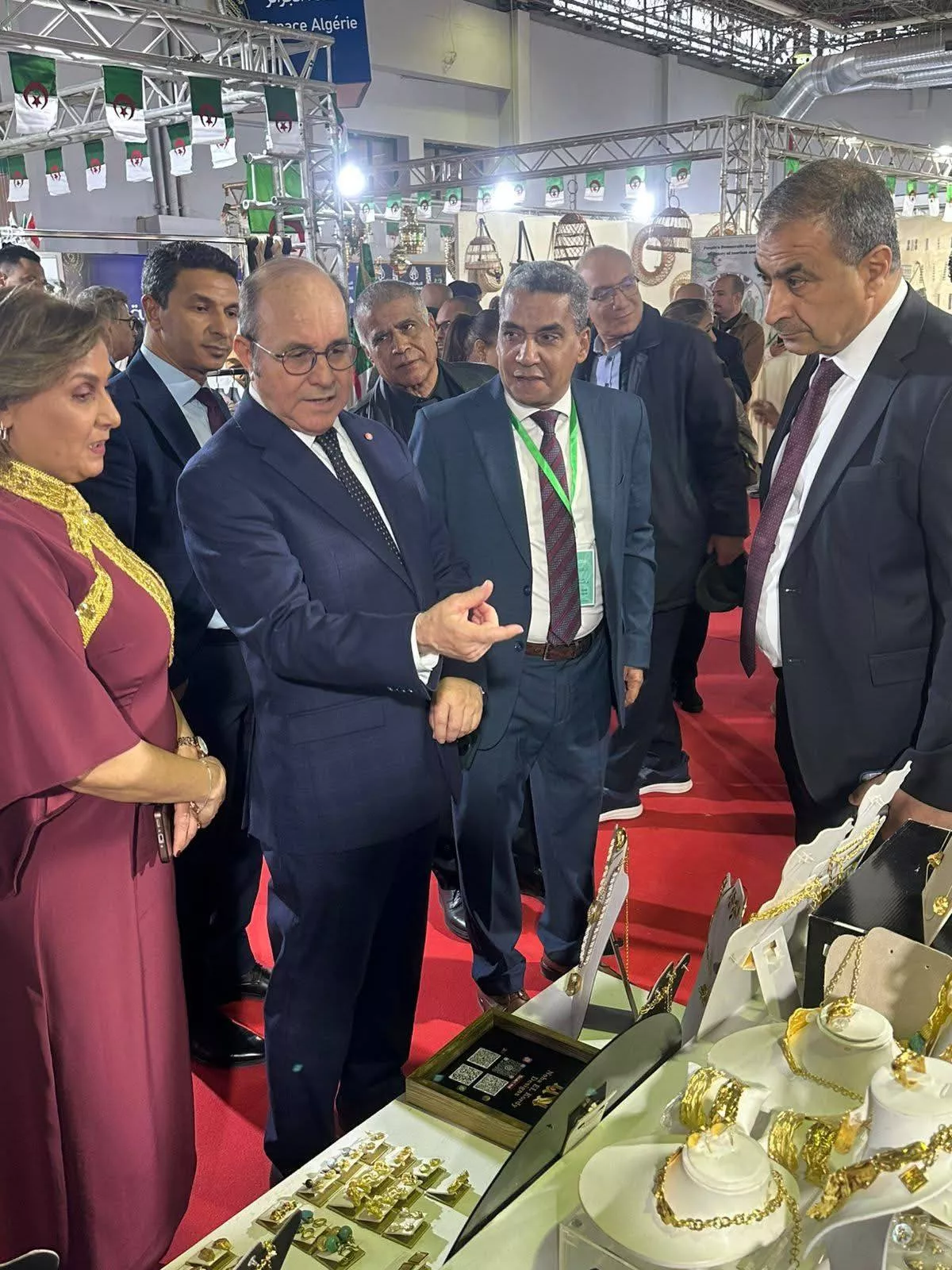 عملاء جهاز تنمية المشروعات يشاركون في معرض الصناعات التقليدية في تونس 