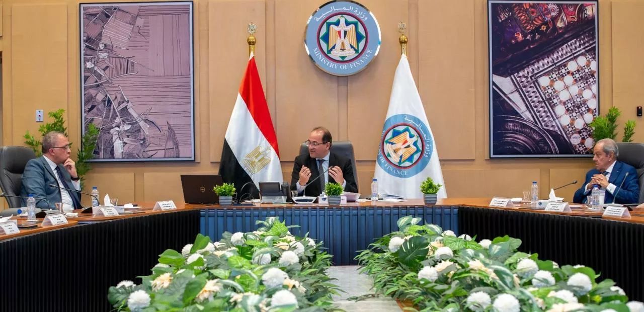 وزير المالية يجتمع مع عدد من المفكرين وخبراء الاقتصاد