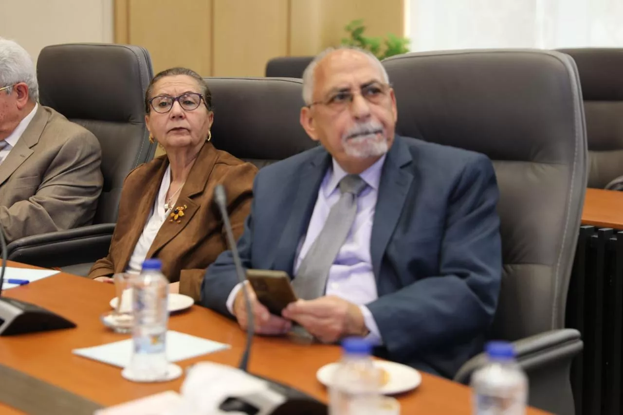 وزير المالية يجتمع مع عدد من المفكرين وخبراء الاقتصاد