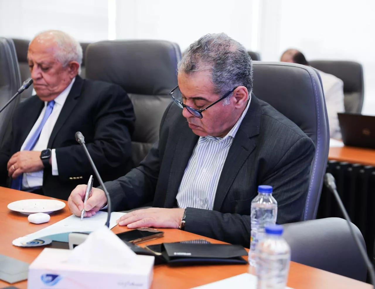 وزير المالية يجتمع مع عدد من المفكرين وخبراء الاقتصاد