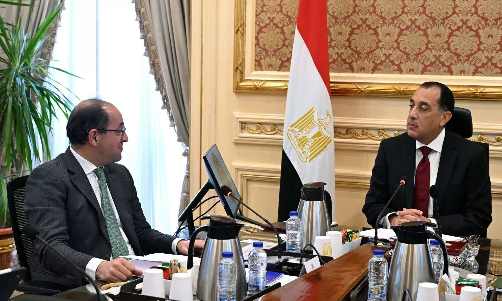 رئيس الوزراء مع وزير المالية 